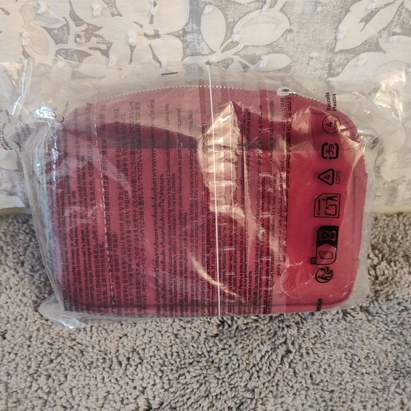 NWT LululemonEverywhere Crossbody Bag 2L Monogram Metallic (Silver) Berry Rumble - Picture 6 of 9